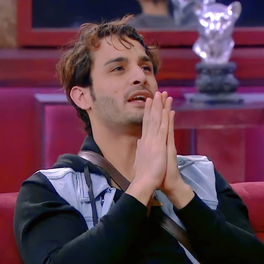 Aizee99's tweet photo. Be United #UmarArmy
No One can be Bigger by fighting or Abusing
We all need each and every member of #UmarArmy 
Just Be United and Focus on @realumarriaz only Plz

#OurPrideDrUmar 
 ASLI WINNER UMAR RIAZ
https://t.co/uQBi8YFxyP https://t.co/KEoqMzMYrp