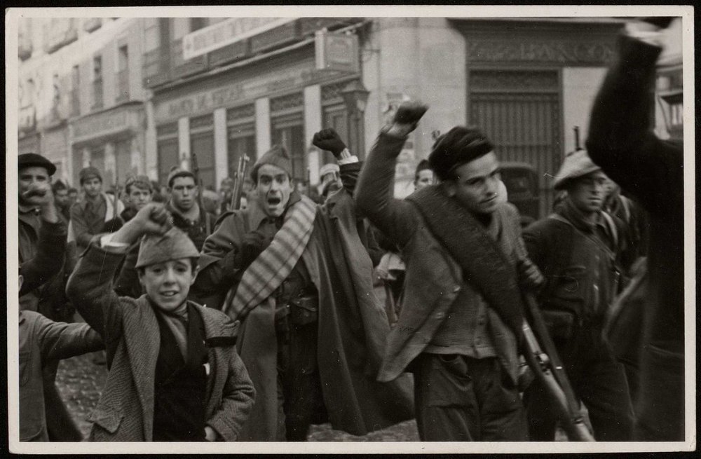 La_Felguera's tweet photo. *Carne de cañón* La primera brigada de choque (albañiles, oficinistas, obreros; muchos de ellos morirán el mismo día) caminando hacia el frente atraviesa el centro de Madrid. (julio de 1936) Fotografía: Albero y Segovia.

👁️Más en la Galería Fotográfica de https://t.co/SmDXhLk5bI https://t.co/NgDP4TLEdE