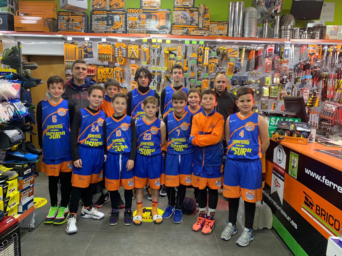 CBChurriana's tweet photo. ℹ️ El pasado jueves nuestro equipo alevin Ferreteria Churriana Sur tuvo una visita muy especial. 

🏀 Los chicos visitaron a su patrocinador y se pasearon por los pasillos de la ferretería que da nombre al equipo 👏 

#SumamosContigo https://t.co/rKy7iEdA1A