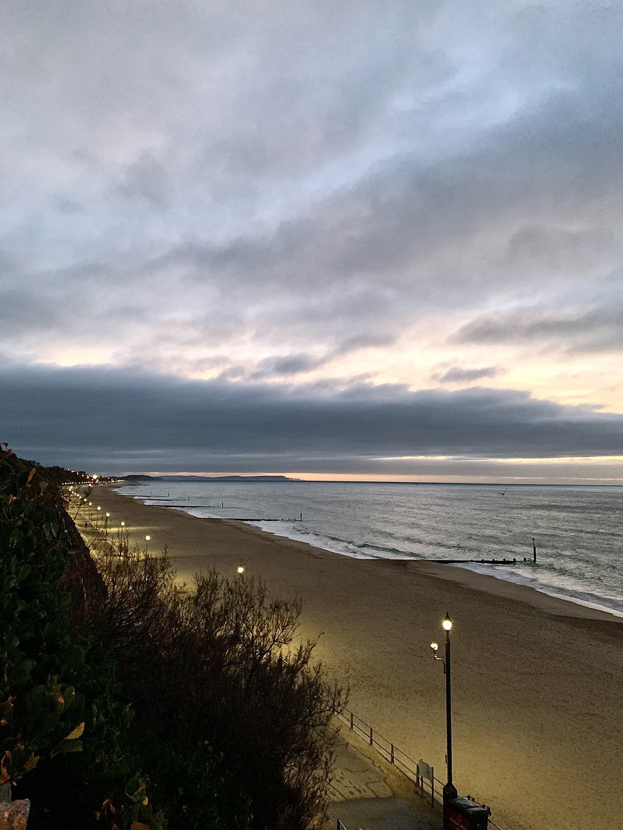 emmaglazier's tweet photo. Moody morning views 🤍🏃🏻‍♀️🤍
#DawnRunning #BeachRun 
@Strava @FitbitUK https://t.co/IfPvTxkQbA