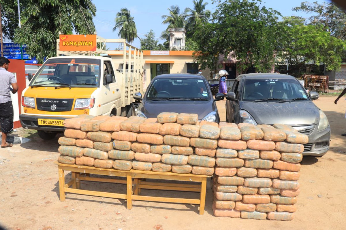 ipspolicetn's tweet photo. Yet again Jawahar IPS team has done it in Nagai. 500 kg ganja and 5 smugglers caught. Wherever you go we will follow and catch you. @CMOTamilnadu @copmahesh1994 @tnpoliceoffl https://t.co/IhltCqIL8x