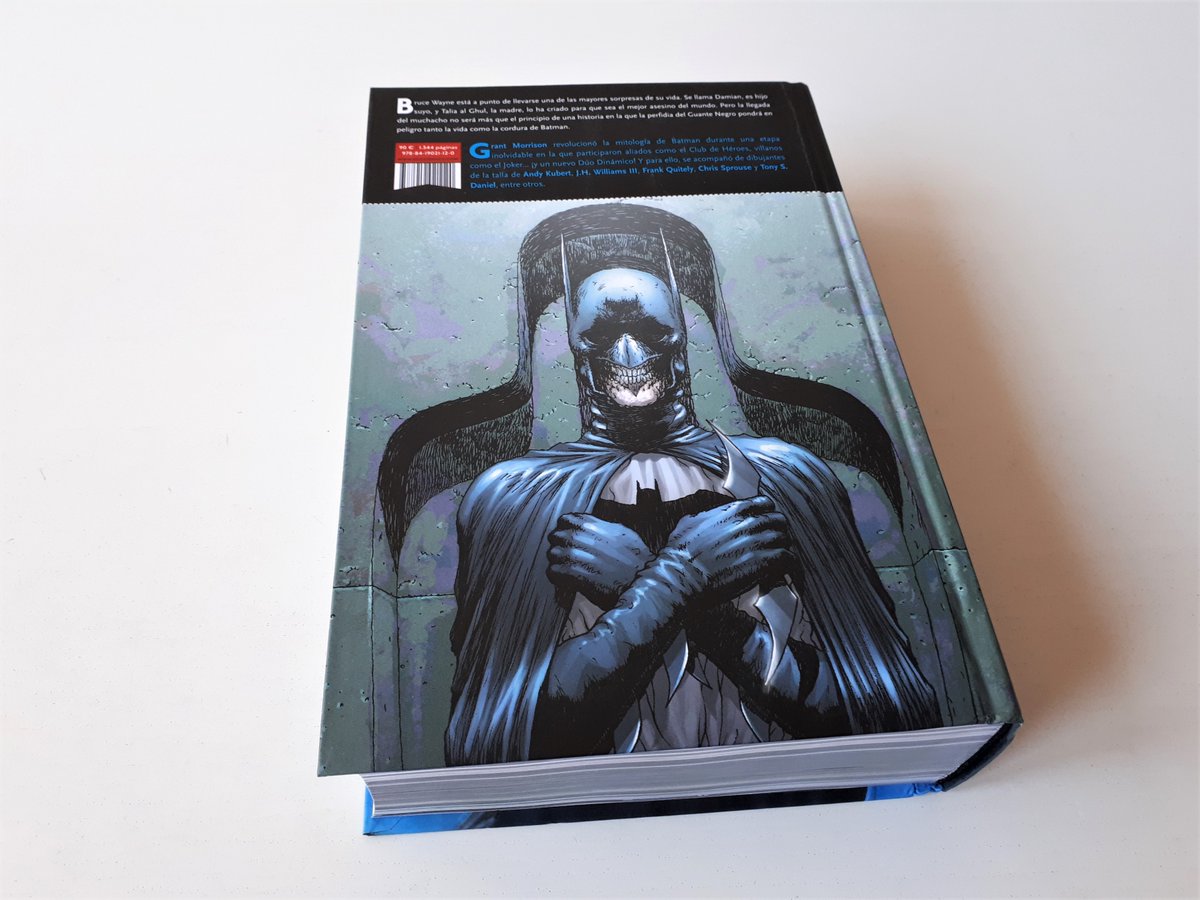 eccediciones's tweet photo. ¡La etapa que revolucionó la mitología del #CaballeroOscuro ahora disponible en un único tomo! #BatmanRIP – La saga completa recoge la caída y ascenso de #BruceWayne así como el debut de personajes ya consagrados en el #UniversoDC como #DamianWayne.
🪦https://t.co/MmAJANan5Q https://t.co/ynA72I6Yyk
