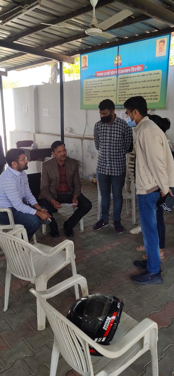 pradeep45837071's tweet photo. बेरोजगारों को राह दिखाने वाले मसीहा 
@TheUpenYadav
 का साधुवाद! आपके प्रयास से ही हम वेटिंग लिस्ट निकलवा पाएंगे  हमें आप पर पूरा भरोसा है! #वेटिंग_लिस्ट_निकालो https://t.co/dz48WJ9JXl