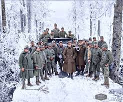 Italianforcee's tweet photo. Here we see our Italian troops and two British officers with captured Austro-Hungarian artillery. https://t.co/0CA0Zmtivi