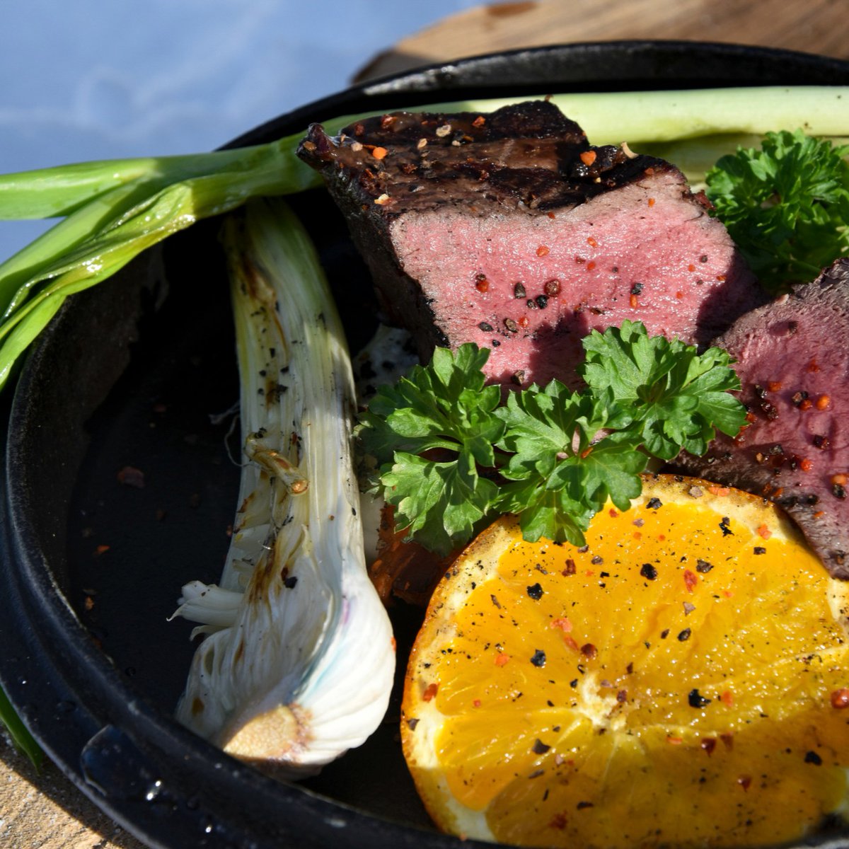 🦌Hirschrücken aus dem Dutch Oven mit Glühweinsauce🦌
In der kalte Jahreszeit kann man nicht grillen?!- Falsch!
Hier findet ihr ein wunderbares Rezept von Sebastian Kapuhs.
Guten Appetit!
 grube.de/blog/hirschrue…
.
.
.
.
#wildrezept #wildaufwald #jäger #jägerin #jagd