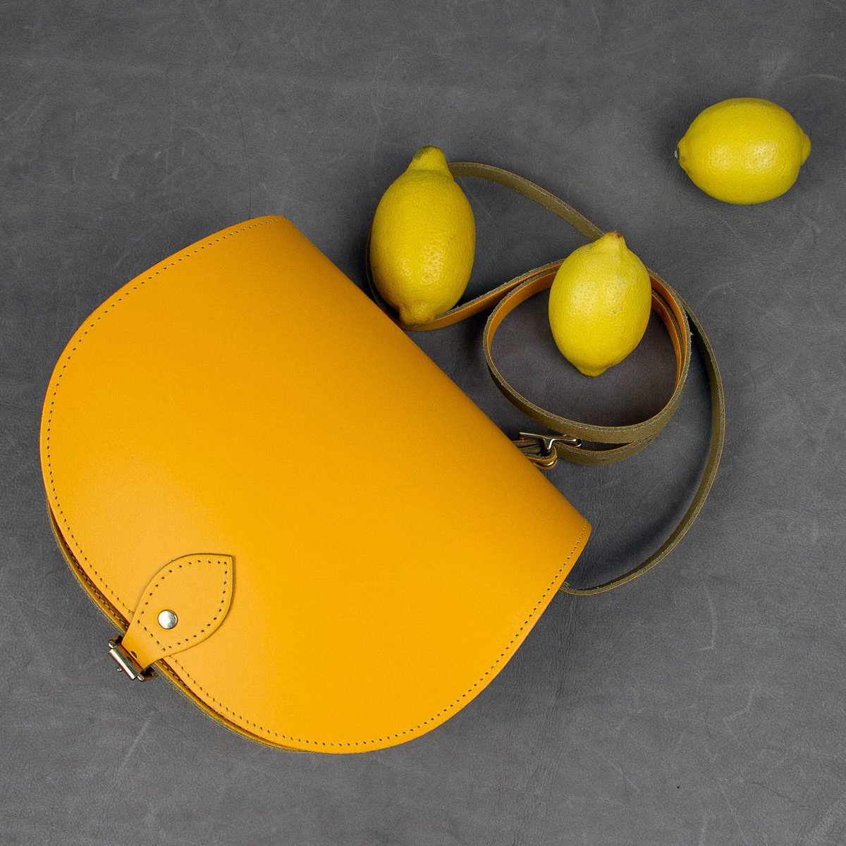 Diverse and distinctive colours with unexpected delights. Our popular Classic Saddle Bag in bright lemon yellow. ow.ly/USvi30s9eWc
#💛
-
-
-
-
#ndamuslondon #newin #yellowbag #fashion #colourpop #colourblock #productlaunch #london #madeinlondon