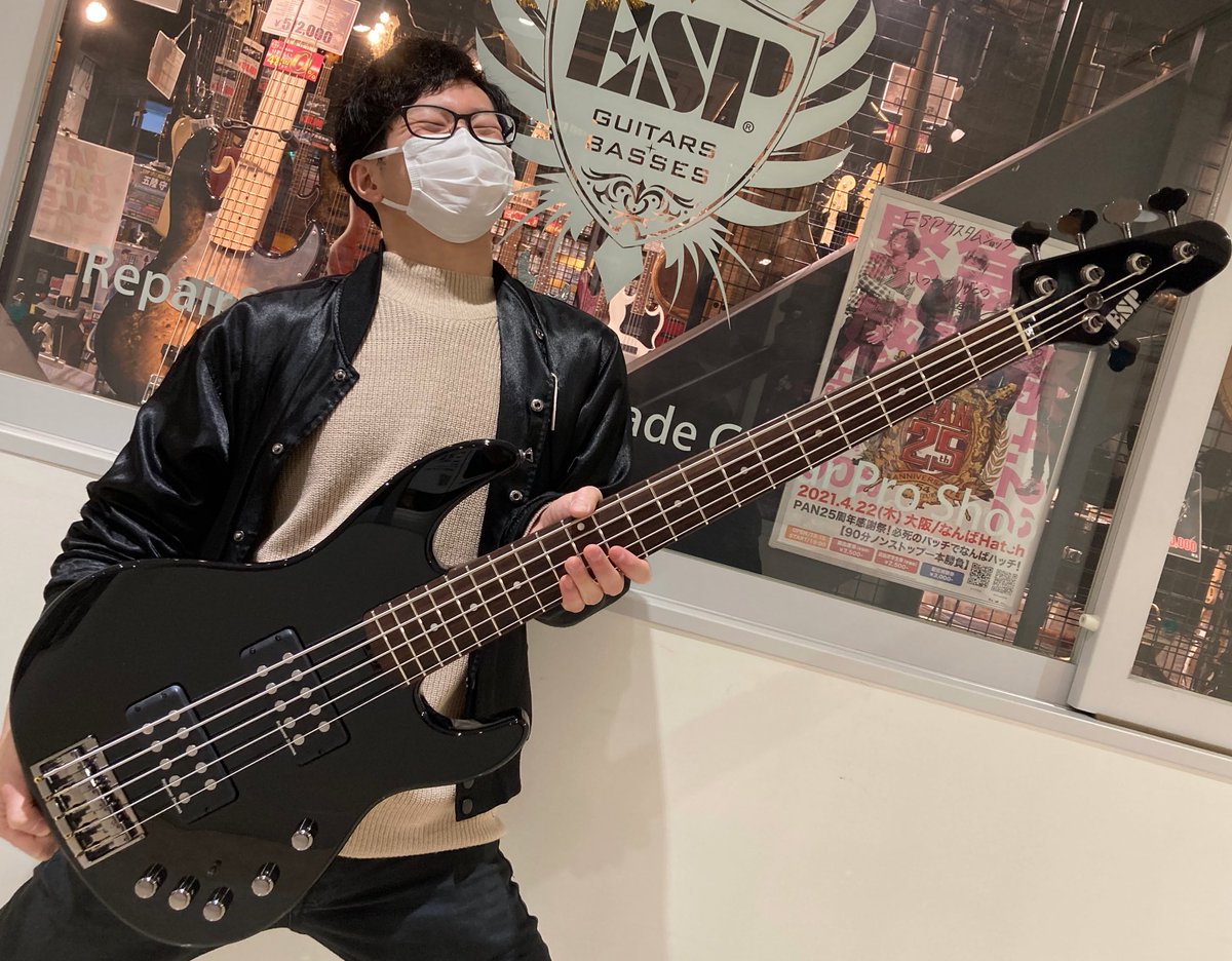 espcustomshop's tweet photo. 『SPOT MODEL FAIR』
#サンドマン砂田 です！「#ESP AP-SL5/R」をご紹介！

マッチングヘッドで格好良い！バック面を見るとネックまでブラックでさらにテンション上がります😆
オールブラックカラーの引き締まった1本✨

#デジマート→https://t.co/fKjMTqJve8
#espguitars #ベース #楽器 #SPOTMODEL https://t.co/we6ItDV0ri