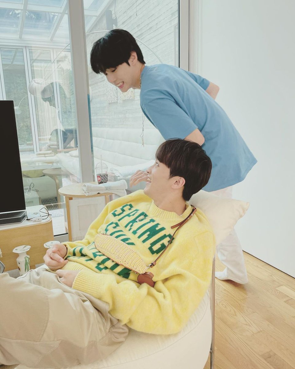 gjyurious's tweet photo. 생축행님아ㅏㅏ!
thanks for your hardwork so far, thanks for treating other member as well. all the best wishes for you, let's paint a lot of happy moments in this year. #MyDearDoyoungDay https://t.co/FK1Pek1Khn