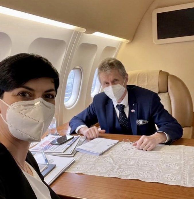Markéta P. Adamová: “Už jsme nad Moskvou a budeme bombardovat?”
Miloš Vystrčil: “Ne, jsme nad Bruselem. Budeme přistávat a poslouchat.”