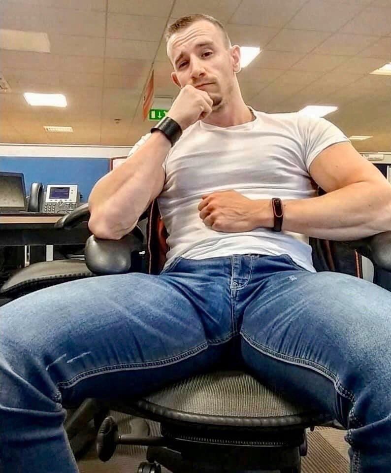 бугорок в штанах. пацаны в спортивках бугорки. парни в спортивках с бугорком. мужик в штанах. мужские бугорки в штанах.