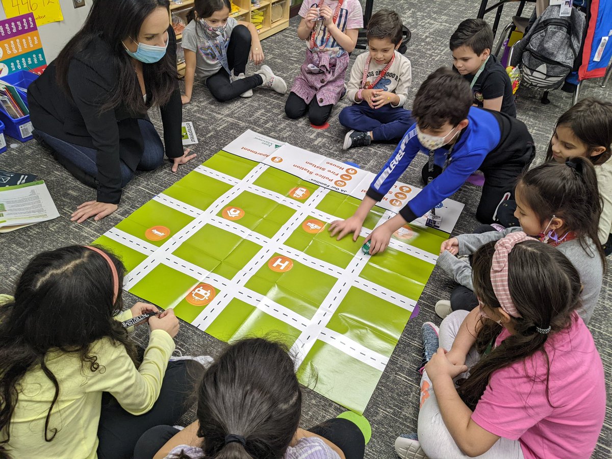 We are very lucky have this volunteer mom guiding the Junior Achievement lessons
 She is a teacher at heart and the kiddos enjoy the activities. We appreciate your time and continuos support. 💜
#juniorachievement
#fielderpride
#parentsupport