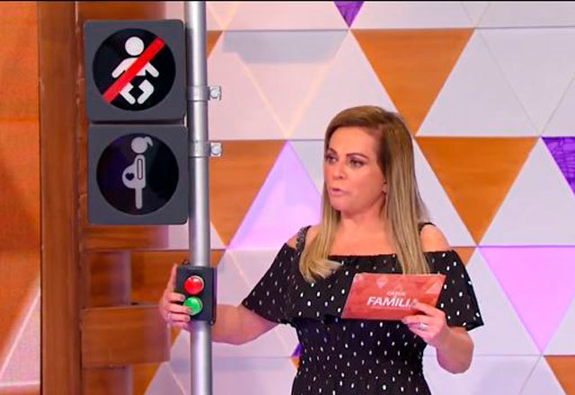 Teste de gravidez de participante é revelado e plateia grita em comemoração

tinyurl.com/sbt195350

#CasosDeFamília