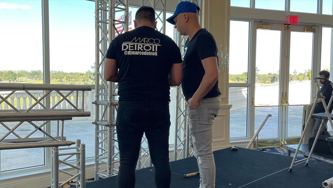 Trabajar en estos proyectos como director de tarima, dejan muchísimo agotamiento pero el resultado es tan Espectacular que uno termina cansado pero feliz de los resultados de haber cumplido las expectativas del cliente