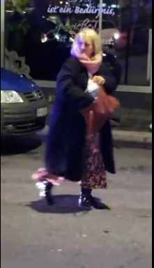 Catschi1312's tweet photo. Auch #kioskgesicht2021 Hexen-Thüne aka Cruella de Vil von der #noafd war in #of3101 vor Ort. Ganz ohne ihre Peergroup 🥺 https://t.co/gY0RmbnYtj