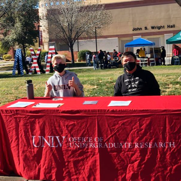 UNLVBrainHealth's tweet photo. The #CaMBRLab undergraduate research assistants, Sky and Jevons, represented the UNLV Neuroscience Undergraduate Research Organization at the Involvement Fair last week! 🧠🔬
@InvolvementUNLV @OURUNLV @unlv https://t.co/xh5ART61iv