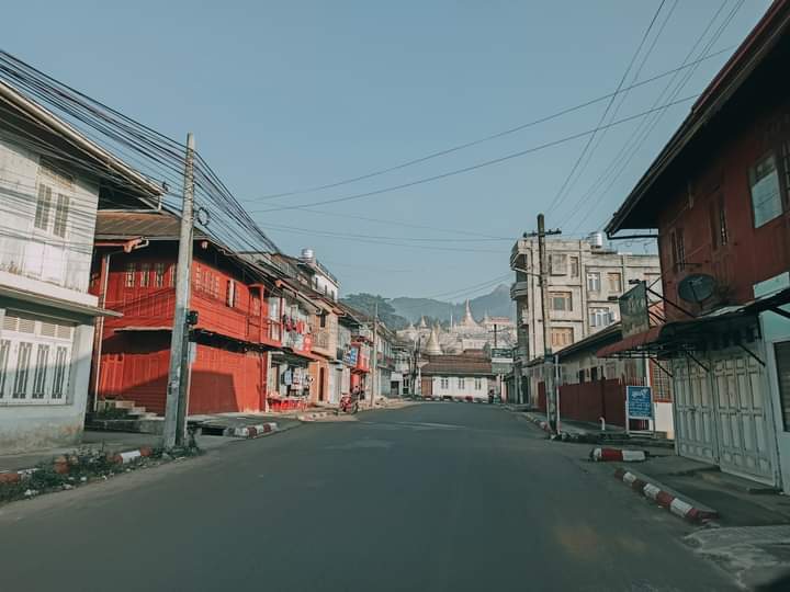 ec_chawlay's tweet photo. Scenes of empty roads in Mogok Town, Mandalay. We,  Myanmar citizens never kneel down under Military Coup. 

#SilentStrike
#RedCampaign_1YearOfRevolution
#2022Feb1Coup
#WhatsHappeningInMyanmar https://t.co/p1BjbHL34O