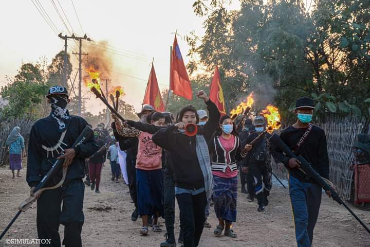 MeeNge94's tweet photo. In safe guard of people's defense bravos , Latpadaung's villagers staged powerful anti-fascism strike in torches and chanted forceful slogans on the anniversary of failed coup in this day-spring

#WhatsHappeningInMyanmar 
#2022Feb1Coup #SilentStrike https://t.co/Is2bu7slI3