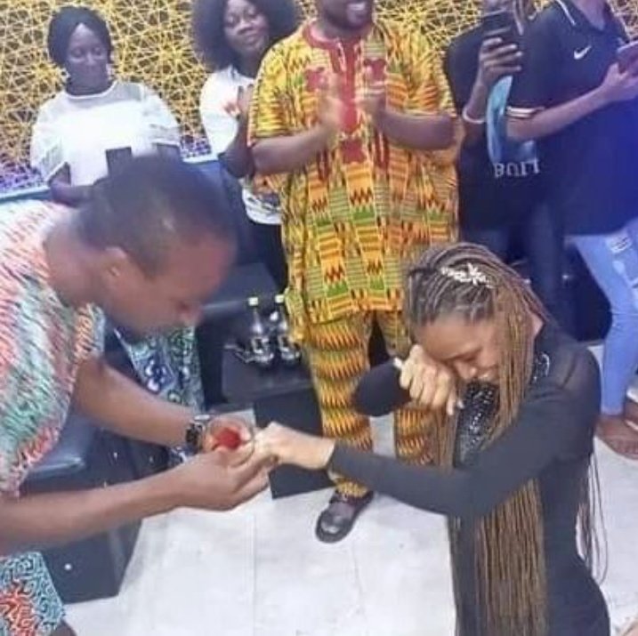 Lukusaluc01's tweet photo. A la une en ce moment !
Cette fille empêche son homme de s'agenouiller pour lui faire sa demande en mariage.
Elle dit qu'elle ne peut pas accepter que son homme fasse cela car c'est contre sa culture.

Les femmes qu'en pensez-vous ? https://t.co/b87BYjcxvQ