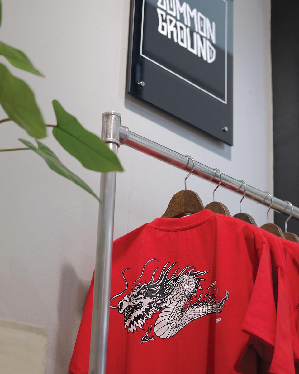 commongrovnd's tweet photo. Welcoming 2022 with the Fire Dragon, as illustrated by @madebyjao — now available in store and on https://t.co/zJqVZsgZxe for ₱ 688 in sizes S to XL in standard USA fit. Shop and use promo code CNY2022 and get free shipping! 🐉❤️🔥 #RHIPSTOP @RHIPSTOP https://t.co/bY6nDtdKlT