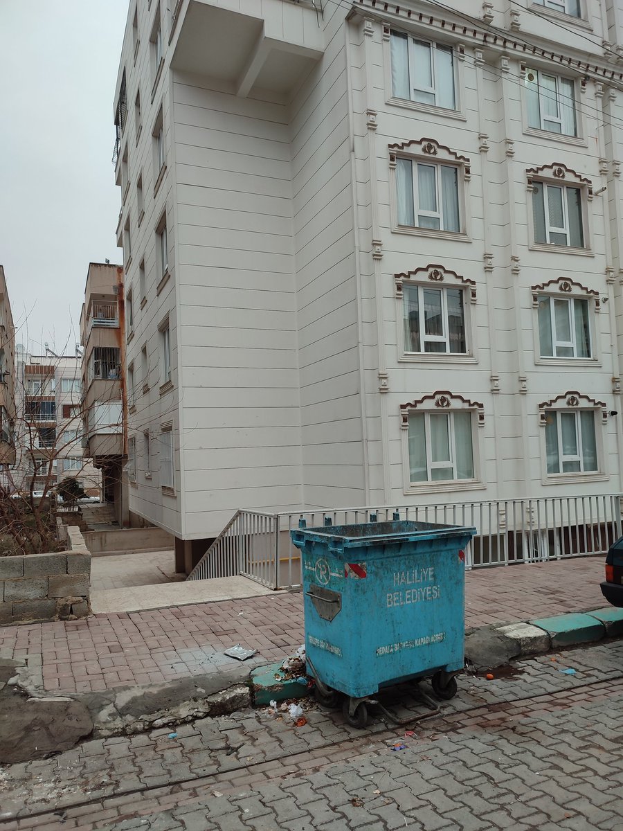 Sayın başkanım, değerli belediye temizlik görevlileri; benim ve bu apartmanda oturan komşularımızın ne suçu var ki böyle bi muameleye her defasında maruz kalıyoruz. Bu çöp konteynırının yeri insanların giriş çıkış yaptığı apartman girişi mi olmalı? <a href="/mcanpolatnet/">Mehmet CANPOLAT 🇹🇷</a> <a href="/haliliye_bld/">Haliliye Belediyesi 🇹🇷</a>