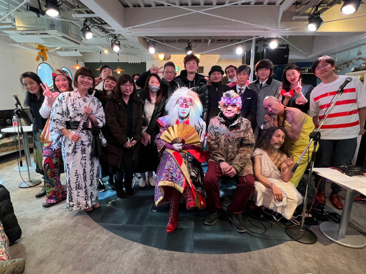 mecaelvis's tweet image. １月３０日吉祥寺ペンタでメカエルビスギター教室の発表会でした☆生徒さんの演奏もゲストの皆さんの演奏もとてもとても良くお客さんもとても満足いただけたのではと思っております☆カブキロックス氏神一番さんとは本番も打ち上げもめちゃくちゃお話盛り上がって楽しかった～☆又やります～♫