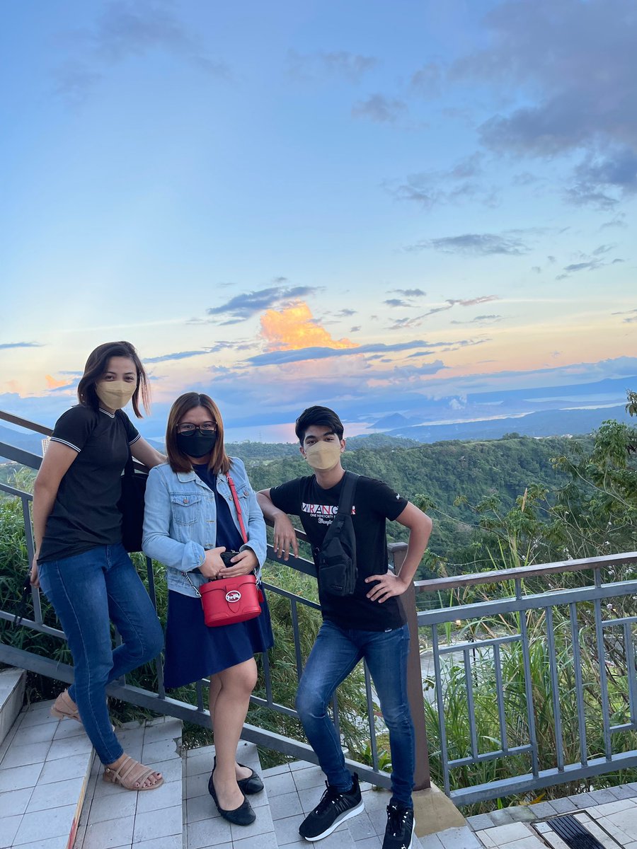 RogelAngeline's tweet photo. Twin Lakes and Sungazer. 🥰 #Bulalonight https://t.co/vj4LK3u8oB