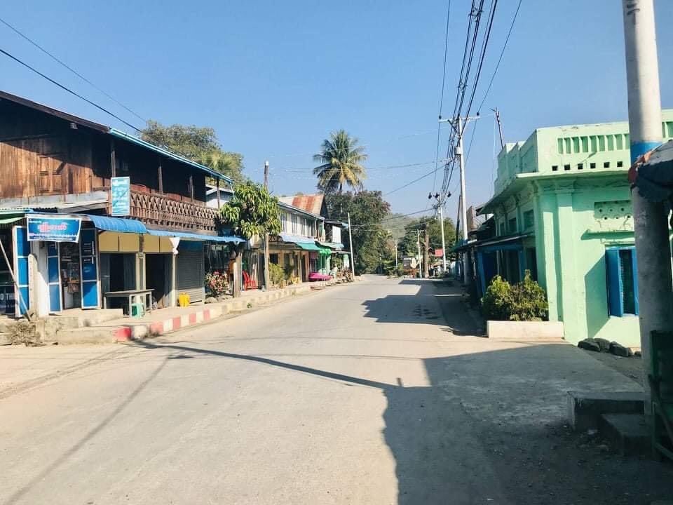 Mia_Coraline's tweet photo. Magway Division, Gangaw District  Roads in Saw and Thayet Township  which is participating in the silent protest against the military dictatorship. #SilentStrike #2022Feb1Coup #WhatsHappeningInMyanmar https://t.co/OJ68WF5p0Q
