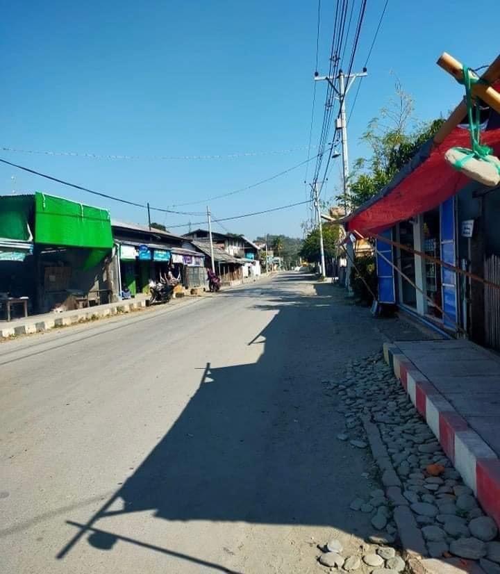 Mia_Coraline's tweet photo. Magway Division, Gangaw District  Roads in Saw and Thayet Township  which is participating in the silent protest against the military dictatorship. #SilentStrike #2022Feb1Coup #WhatsHappeningInMyanmar https://t.co/OJ68WF5p0Q