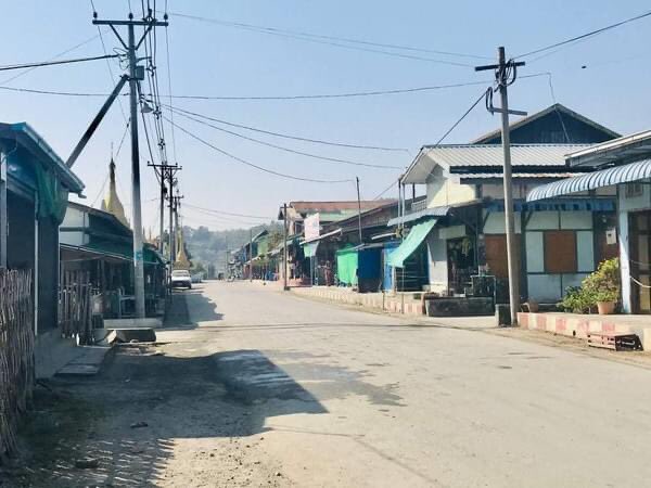 Mia_Coraline's tweet photo. Magway Division, Gangaw District  Roads in Saw and Thayet Township  which is participating in the silent protest against the military dictatorship. #SilentStrike #2022Feb1Coup #WhatsHappeningInMyanmar https://t.co/OJ68WF5p0Q