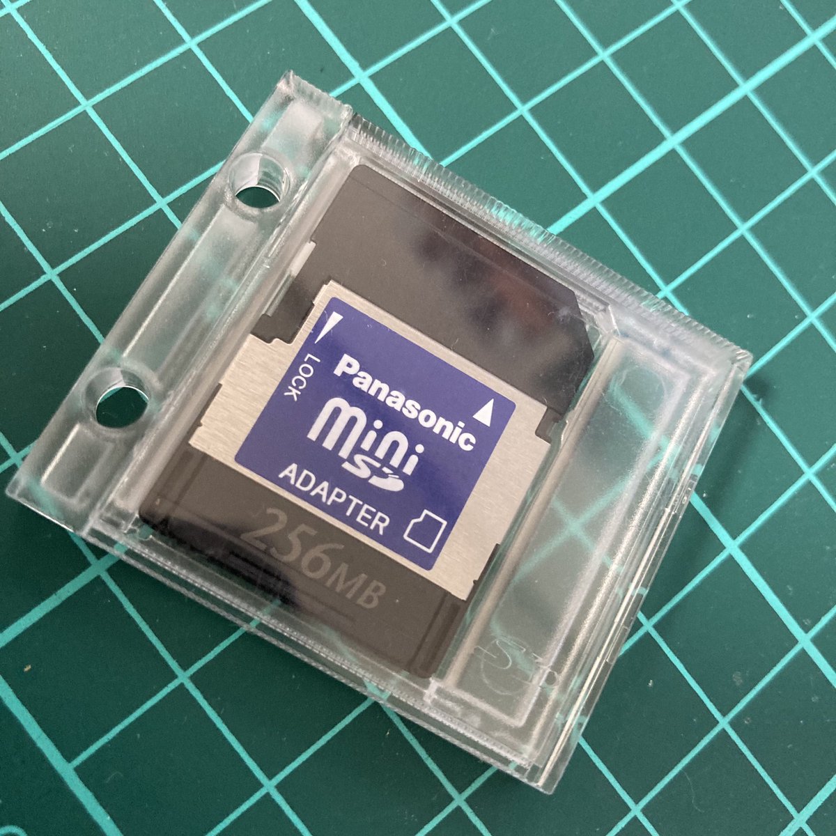 Harushion's tweet image. SDカード…しかもmini SD256MBガラケーの初期のヤツやろなぁ？
ヤッパリそうやわ🤣
当時の写真が入っとる笑
MicroSDカードは数GBから何枚か余っとるけど…miniSDカード今需要あるんやろか？
#SDカード #miniSD