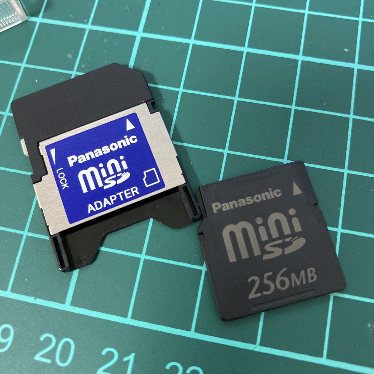 Harushion's tweet image. SDカード…しかもmini SD256MBガラケーの初期のヤツやろなぁ？
ヤッパリそうやわ🤣
当時の写真が入っとる笑
MicroSDカードは数GBから何枚か余っとるけど…miniSDカード今需要あるんやろか？
#SDカード #miniSD