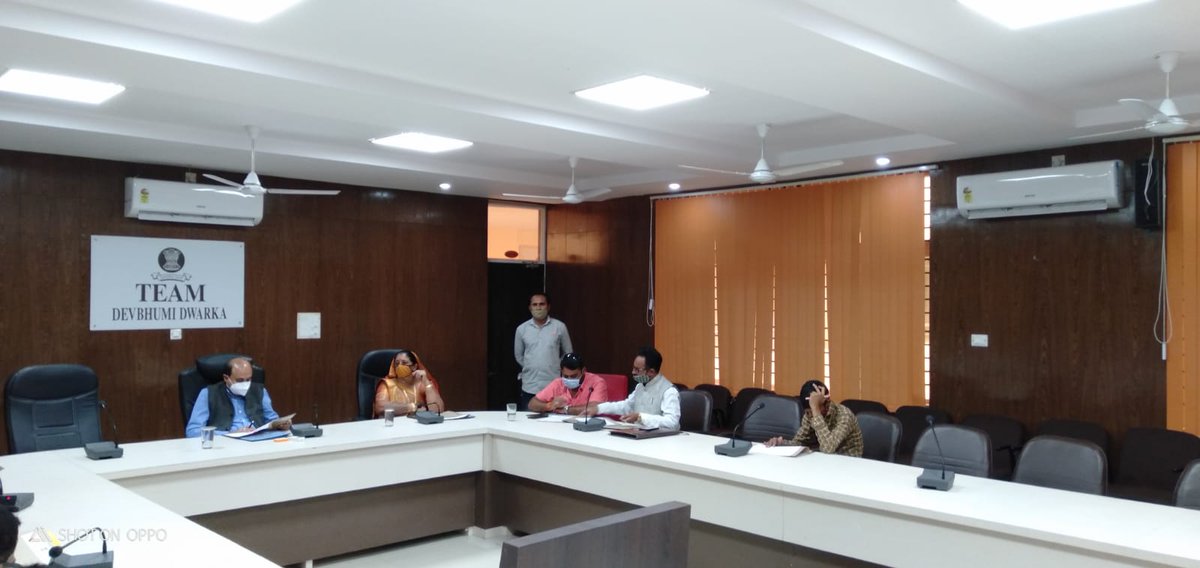 dso_dwarka's tweet photo. તા.૩૧/૦૧/૨૦૨૨નાં રોજ પુરવઠા તંત્રનાં કામગીરીની સમિક્ષા સબબ માન. કલેકટર સાહેબશ્રીનાં સહ-અધ્યક્ષ સ્થાને જિલ્લા પુરવઠા તકેદારી સમિતિની બેઠક યોજવામાં આવેલ અને જાહેર વિતરણ વ્યવસ્થાને વધુ સુગમ અને સુદ્રઢ કરવા જરુરી સુચના આપવામાં આવી. https://t.co/JtRwYc0mgi