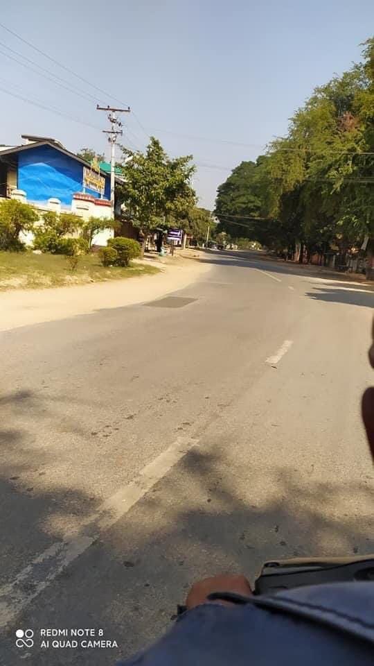 katycho22222's tweet photo. "SILENCE IS THE LOUDEST WAR CRY"

Today’s scene in #Myinmu Tsp, Sagaing Region #SilentStrike against military coup. No ppl,no car &amp; motorcycle are on the streets,no shops opened.
Our city our rule our will.🤐

#RedCamping_1YearOfRevolution
#2022Feb1Coup
#WhatsHappeningInMyanmar https://t.co/mIKWEIuU6q