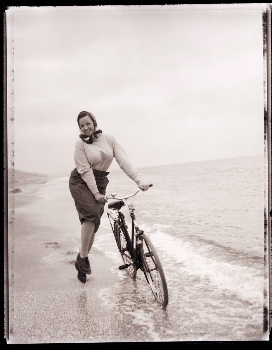VickyCeelen's tweet photo. Marilyn with her bike on the beach 😎

https://t.co/pv63bFzICA
#portrait
#beach
#vickyceelen https://t.co/mWO3WQMhQH