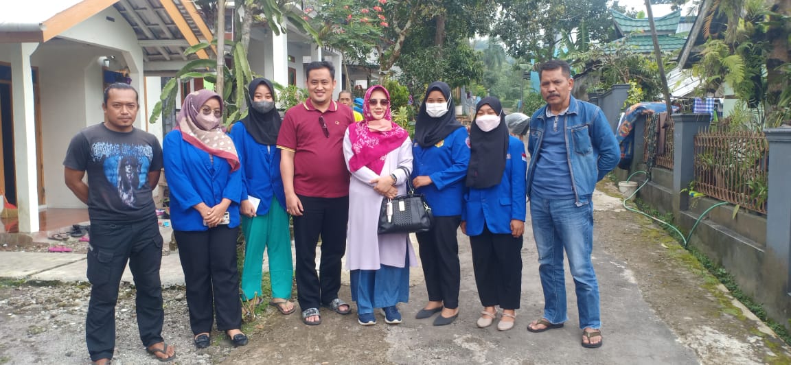 desa_karangsari's tweet photo. mas @wakilbupatipml menyempatkan  foto bersama KKN dari tegal dan kadus ganteng https://t.co/rt4HL209cJ