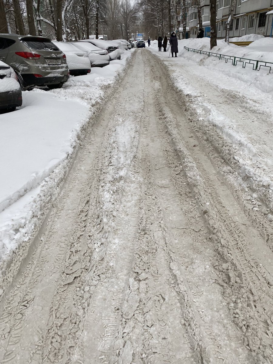 komarov9090's tweet photo. @D_Azaroff 
@SamMobilePriem 
@samara_in 
@E_Lapushkina 
@promtrest 
@va_vasilenko 

Фадеева 65 невозможно проехать во дворах, дороги не чищены с декабря 2021. Прошу принять меры. ПЖРТ обещало почистить, но так и ни кто не чистил! Сегодня застряло 3 машины там!!! https://t.co/bE3Y6zHsaQ