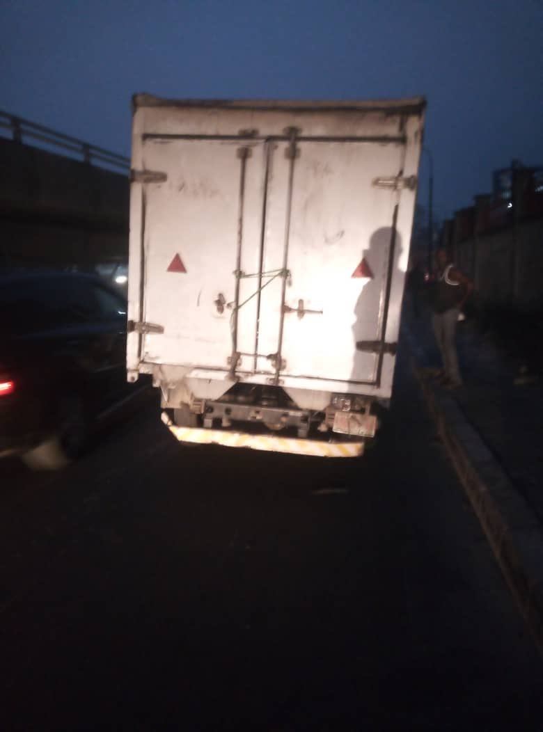LastmaKola's tweet photo. Report of an impediment at a location close BONNY CAMP intersection, having rear tyre problem . Seriously backlogging traffic backward officers mess and CMS for now. @followlastma @lagostraffic961 @TrafficChiefNG @trafficbutter @eko_traffic @LastmaKola https://t.co/JIV0cohB2Y