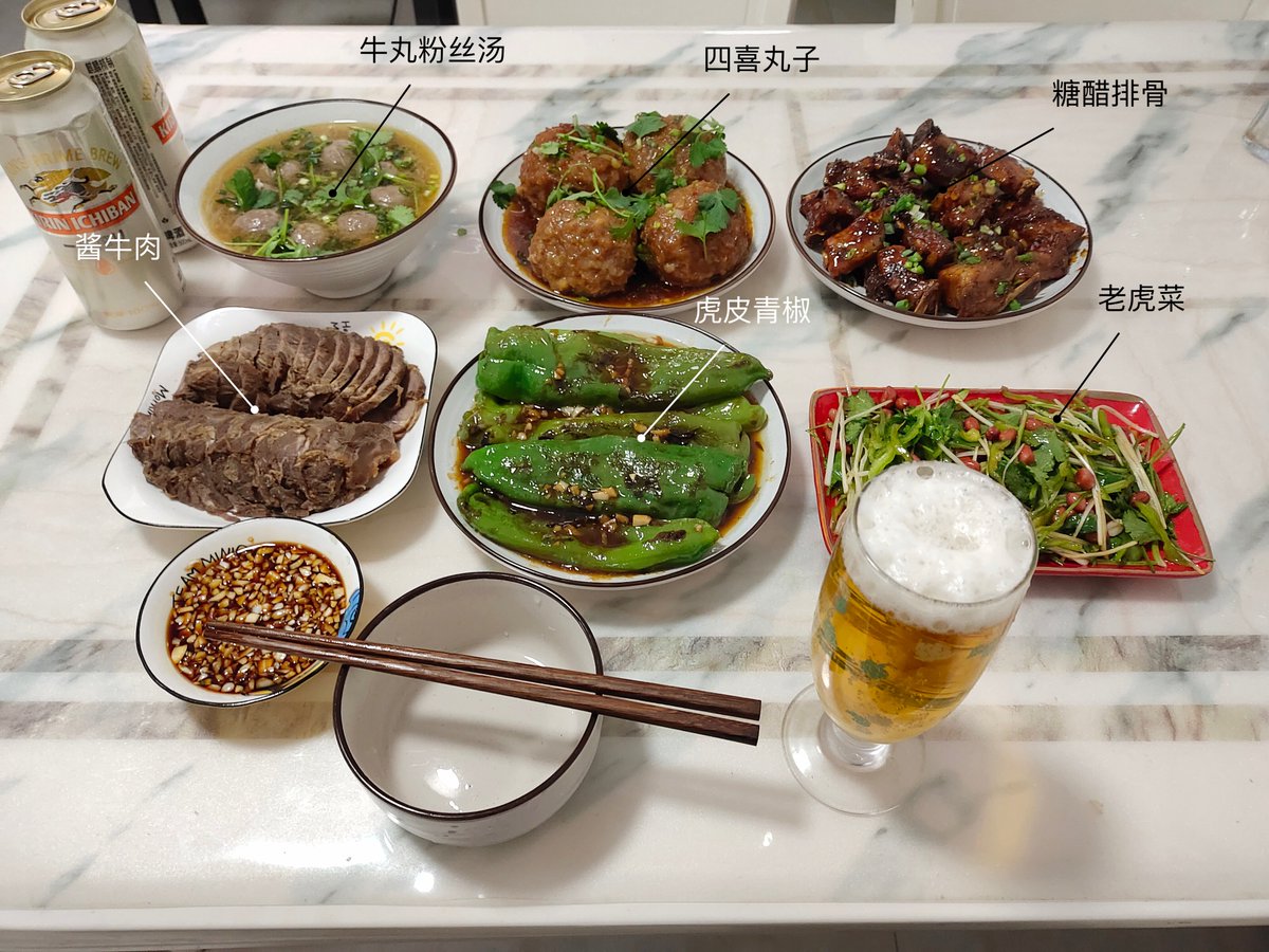 Minami_Yuki__'s tweet photo. 因为疫情又变成一个人的新年
虎年当然是老虎菜和虎皮青椒啦
希望每天都像现在一样
​不要再多，也不要再少
​希望今年是个平安快乐的一年
​新年嗨皮鸭✧٩(ˊωˋ*)و✧！
#小南家今天的饭 #年夜饭 #料理記録 #料理日記 #南さんうち今日のごはん https://t.co/uJs00gQVJf