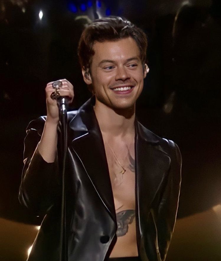 onedirectionv's tweet photo. HAPPY BIRTHDAY TO THIS HANDSOME BABY!!!❤️❤️❤️❤️❤️❤️❤️❤️❤️❤️❤️🥰🥰🥰🥰🥰🥰💚💚💚💚
@Harry_Styles  we love you so much and we are very very proud of you!
You saved me and i want to thank you so much because of that! 🥺🥺

I hope you have an amazing day!!! HAPPY HAPPY BIRTHDAY!!❤️💚 https://t.co/4HbySUDuY8