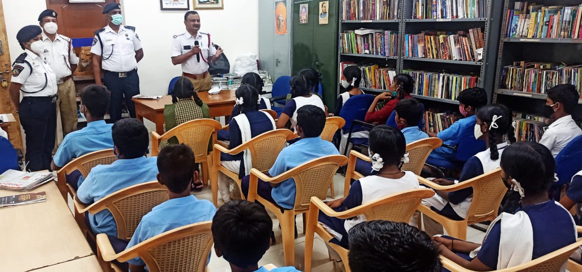 KRPURATRAFFIC's tweet photo. @DCPTrEastBCP @blrcitytraffic @jointcptraffic @BlrCityPolice @bcptwo Traffic awareness program conducted to the students at traffic park along with traffic wardens of KR PURA zone. https://t.co/QmaQ8ripnC