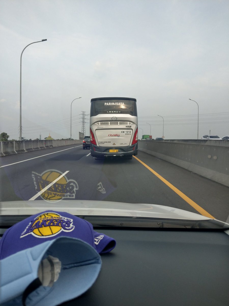 Pengemudi D 7760 AS bus City Miles selalu ambil kanan dan tidak mau memberi jalan kendaraan lain untuk melewati dari arah kanan <a href="/TMCPoldaMetro/">TMC Polda Metro Jaya</a> <a href="/tmcpoldajabar/">TMC Polda Jabar</a>