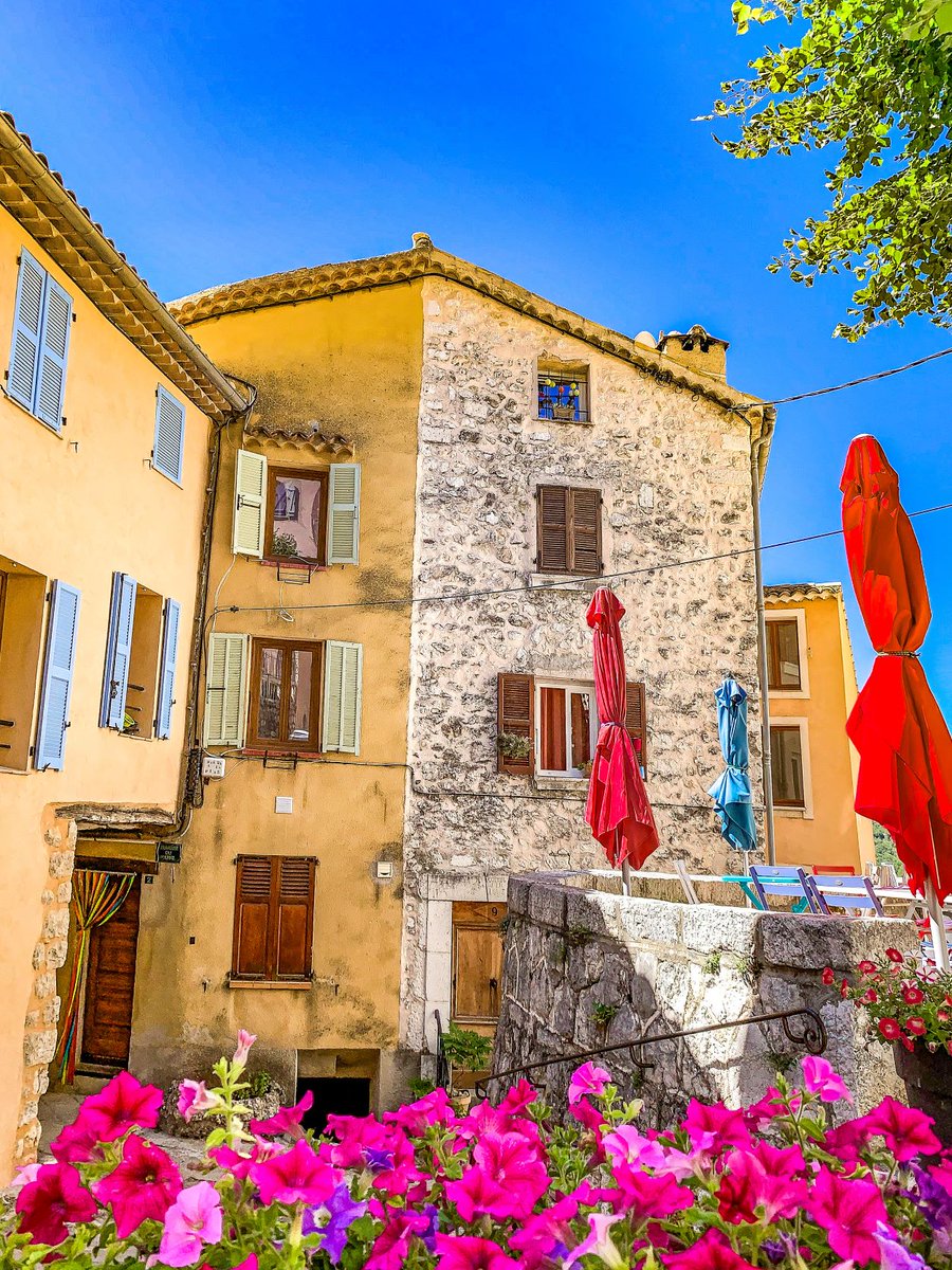 [ #coursegoules | #FrenchRiviera ]
Un joli #village fleuri du #moyenpaysniçois  ♥
.
IG 👉 bit.ly/2Myktdg 
.
#CotedAzurFrance #LavergneEugenie #ExploreFrance #explorenicecotedazur @VisitCotedazur @ExploreNCA #cotedazurnow #FranceMagique #streetphotography #Provence