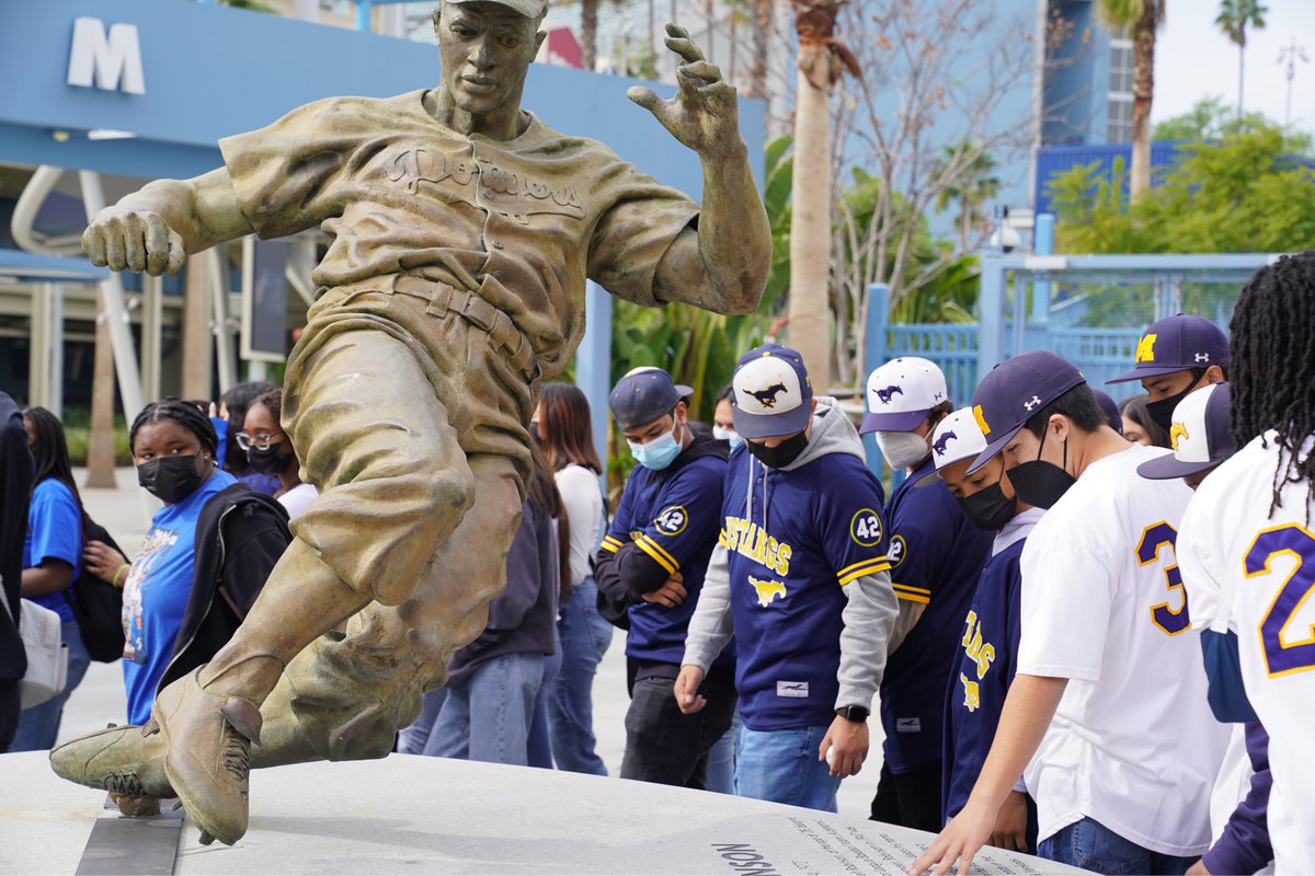 DodgerInsider's tweet photo. To celebrate what would have been Jackie Robinson's 103rd birthday, Dave Roberts and the @Dodgers hosted students from Jackie's alma mater John Muir High School for a virtual Q&A with Jackie's son David at Dodger Stadium.
🔗: https://t.co/a0wUNt1r27 https://t.co/oayqY954YU