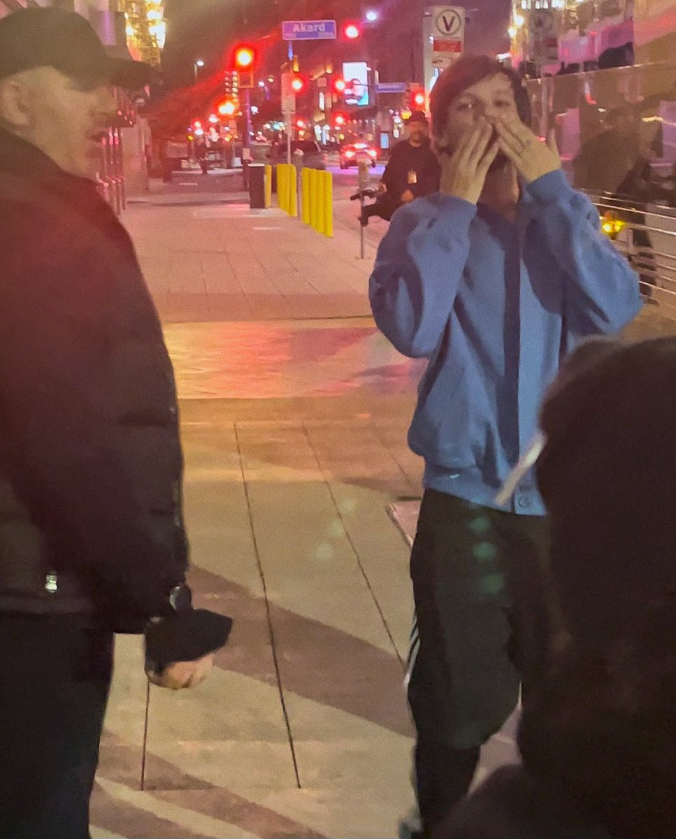 LTHQItaly's tweet photo. #LTWTDallas | Louis che saluta alcune fan fuori dalla venue!

via @kaptainkia https://t.co/P1dTUhOrWK