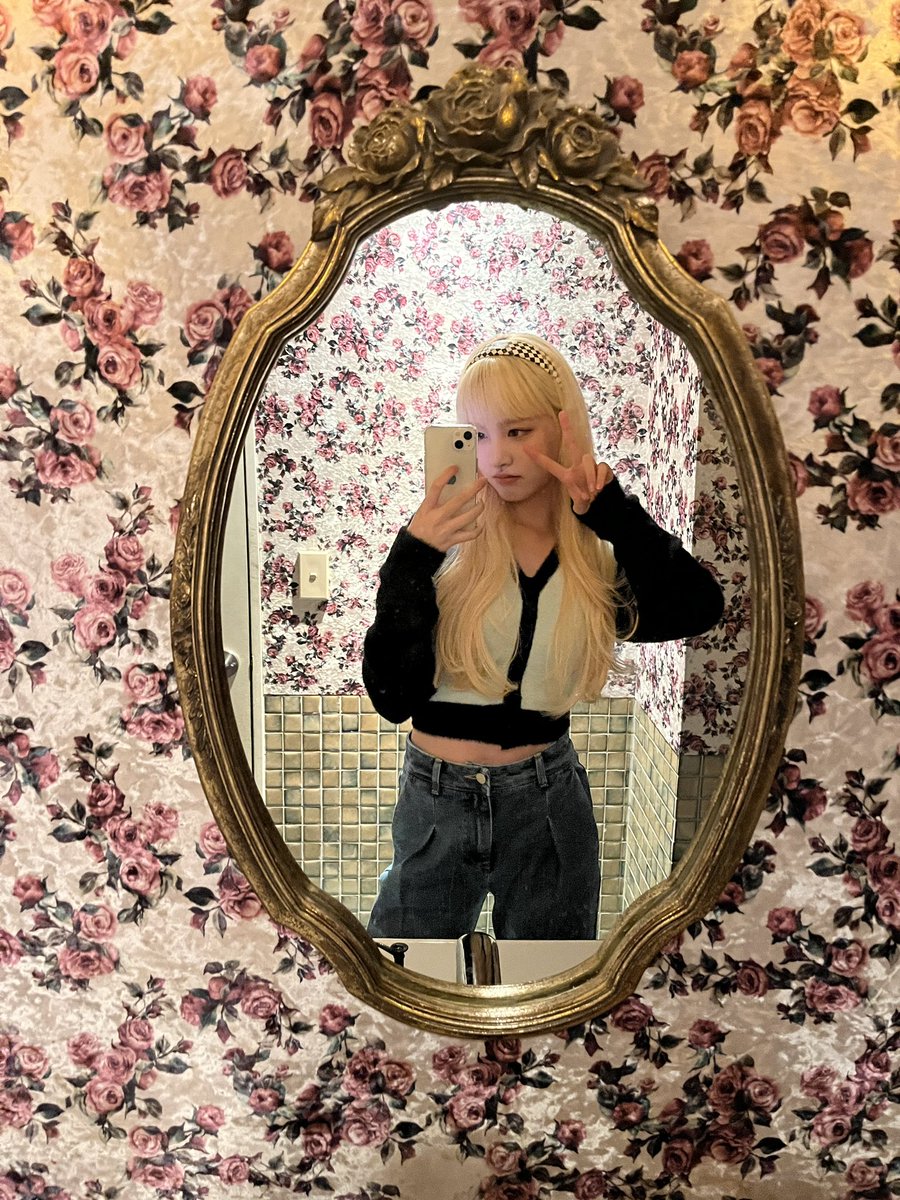 lrizkim's tweet photo. mirror mirror on the wall, who is the most bright girl in this world and why is it me? 💫 https://t.co/MRflRQoLTy
