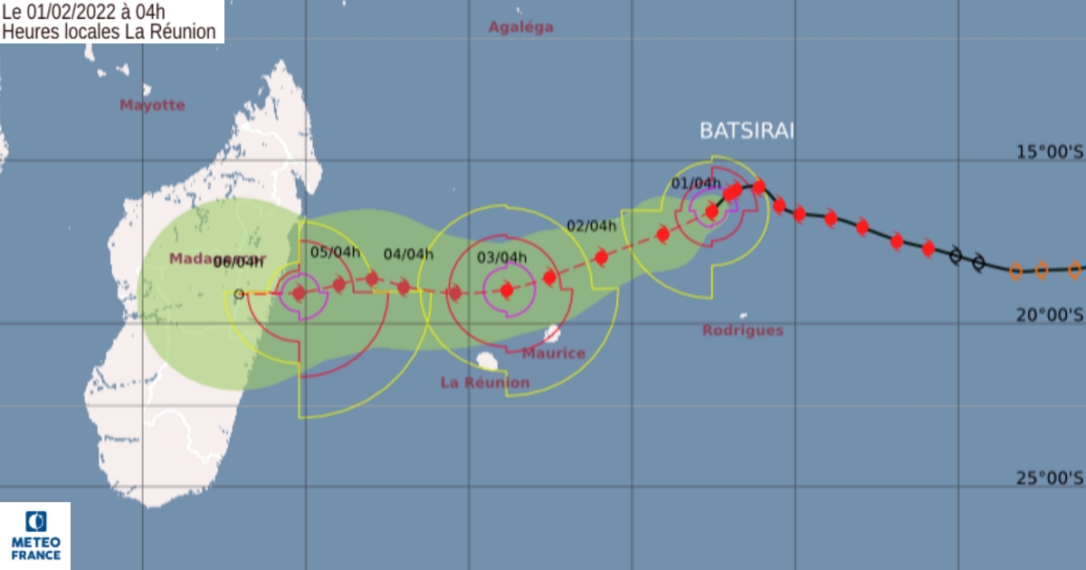 Cycloneoi's tweet photo. #Batsirai : intensification confirmée dans le point de 10h du CMRS de #LaReunion. Intensité sur 10 min (140 km/h) rafales estimées 195 km/h. C'est un système dangereux qui va transiter au Nord de Maurice et la Réunion. https://t.co/94bwbEbEJ3