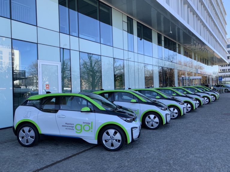 электрокар электромобили автосалон. автосалон электромобилей. ниссан электромобиль. Pult ot электрокар renault. ниссан электромобиль в стиле 90.