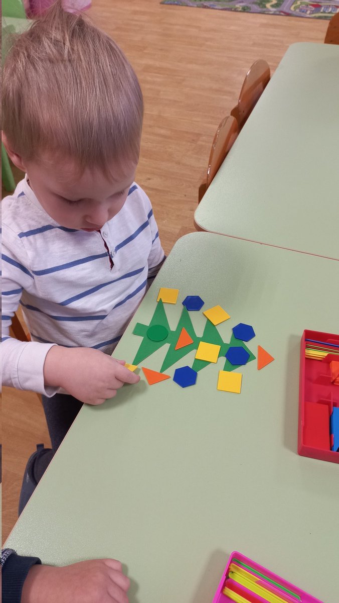 На занятии ФЭМП воспитанники 2 мл.группы"Медуницы" продолжили знакомство с геометрические фигурами, учились сравнивать две равные группы предметов и выполнили игровое упражнение "Украсим елочку".