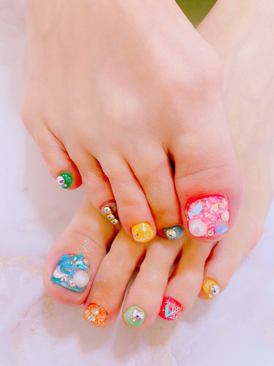 ENA0568's tweet photo. NEW💅
👣は派手にしたよ❤️
親指の🧸がかわいい💕
@__ewy__ 
#nail#japan#ewy#吉祥寺#kichijoji#newnail#ネイル#original#オリジナル#new#派手好き#cute#jelnail#ewy#japan#footnail#foot#クマ#カラフル# https://t.co/cisbuInnrd