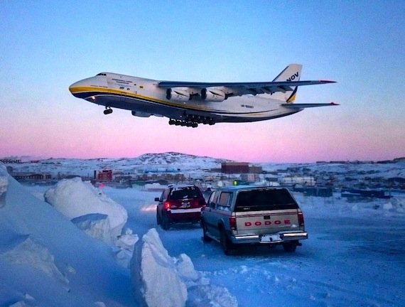 aero_iech's tweet photo. #OnThisDay 5 years ago (2017) - #Boeing #B777-3DE(ER) (HB-JND) as flight #LX40 ZRH-LAX had to make an emergency landing in #Iqaluit (YFB) 🇨🇦 due to an engine failure. Due to the cold (-28 °C to - 50 °C), a heated tent had to be built around the engine on site. https://t.co/trvMloegSZ